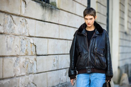 biker jacket, leather jacket, short hair, black tshirt, classic jeans, denim, 90s look, black pouch, model, fashion week, frenchystyle, FW, jonathan paciullo, street style, atmosphere details, horizontal