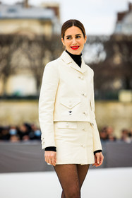 red lips, dior, white look: black turtle neck, buttoned skirt, white skirt, black sheer stockings, black ballerinas, dior ballerinas, white jacket buttoned jacket, gala gonzalez, fashion week, frenchystyle, FW, jonathan paciullo, street style, AUTUMN WINTER 2022-2023, FALL WINTER 2022_2023, FW 22-23, PFW, PARIS, vertical, detail