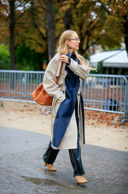alexandra carl, aviator glasses, metalic frame sunglasses, dangling earrings, pearl earrings, black leather pants, black leather trench coat, beige trench coat, belted trench coat, camel leather bag, louis vuitton bag, bucket bag, beige leather shoes, PARIS, PFW, SPRING SUMMER 2020, SS 20, fashion week, frenchystyle, FW, jonathan paciullo, street style, vertical, full length