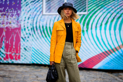 vanessa hong, black leather bag, black hat, black top, leather hat, yellow jacket, beige pants, bottega veneta bag, fashion week, frenchystyle, FW, jonathan paciullo, street style, PFW, PARIS, SPRING SUMMER 2020, SS 20, horizontal, atmosphere details, detail