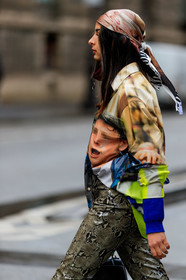 printed scarf, printed shirt, face printed shirt, silk scarf, beige scarf, beige shirt, animal skin pants, beige leather pants, hair scarf, fashion week, frenchystyle, FW, jonathan paciullo, street style, PFW, PARIS, vertical, atmosphere details, detail