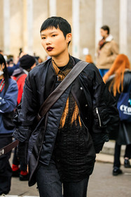 black jacket, bomber jacket, short hair, black shirt, pleated shirt, printed shirt, silk shirt, make up, dark denim pants, model, fashion week, frenchystyle, FW, jonathan paciullo, street style, AUTUMN WINTER 2022-2023, FALL WINTER 2022_2023, FW 22-23, PFW, PARIS, vertical, detail