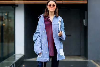 atmosphere details, AUTUMN WINTER 2017-2018, AW 17-18, blue jacket, detail, earrings, FALL WINTER 2017-2018, fashion week, frenchystyle, FW, FW 17-18, horizontal, jonathan paciullo, lena lademann, MFW, MILAN, navy pants, printed jacket, printed shirt, red shirt, street style, striped jacket, striped shirt, stripes, sunglasses, trousers, white clutch