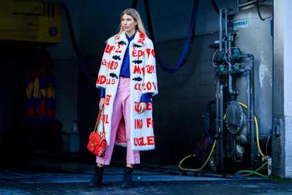 atmosphere details, AUTUMN WINTER 2017-2018, AW 17-18, black shoes, blue shirt, FALL WINTER 2017-2018, fashion week, floral, flower, frenchystyle, full length, Fur coat, FW, FW 17-18, gucci, horizontal, jonathan paciullo, leather bag, leather shoes, MFW, MILAN, pink pants, printed bag, printed coat, red bag, street style, trousers, veronika heilbrunner, white coat, white fur