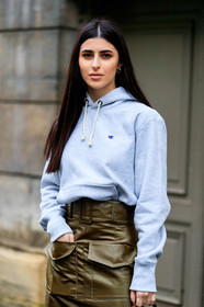 light grey hoodie, champion hoodie, kaki leather skirt, belted skirt, vinyl skirt, fashion week, frenchystyle, FW, jonathan paciullo, street style, PFW, PARIS, vertical, atmosphere details, detail