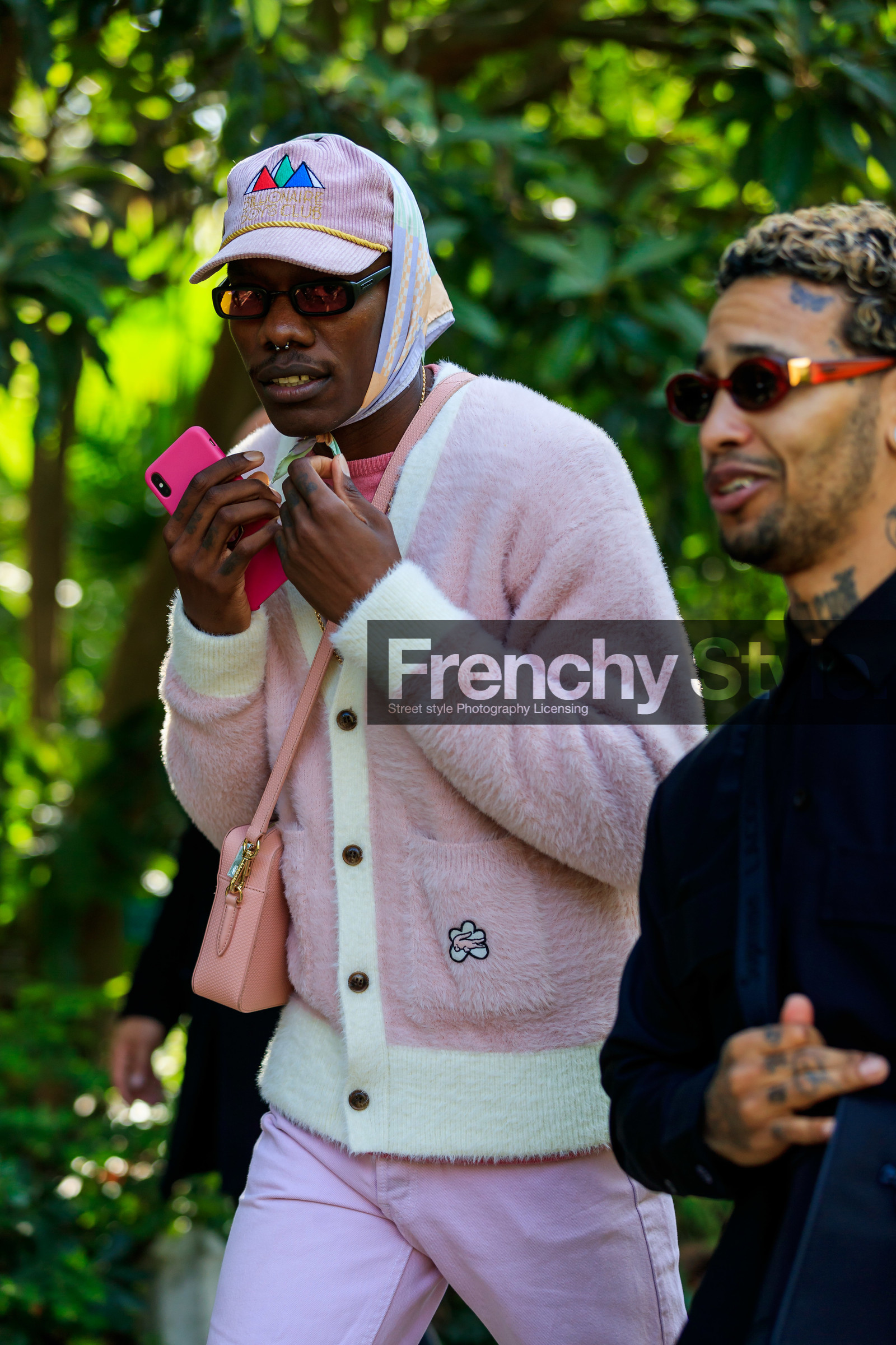 lacoste bag, lacoste cardigan, light pink leather bag, light pink cardigan, mohair cardigan, light pink pants, light pink jeans, light pink scarf, light pink cap, velvet cap, corduroy cap, white cardigan, bicolor cardigan, PARIS, PFW, SPRING SUMMER 2020, SS 20, fashion week, frenchystyle, FW, jonathan paciullo, street style, vertical, atmosphere details, detail