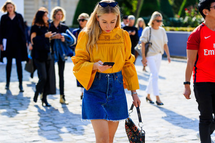 atmosphere details, black bag, blue denim, christian dior, denim skirt, detail, fashion week, frenchystyle, FW, graphic bag, horizontal, jonathan paciullo, leather bag, multicolor bag, PARIS, PFW, printed bag, SPRING SUMMER 2018, SS 18, street style, yellow shirt