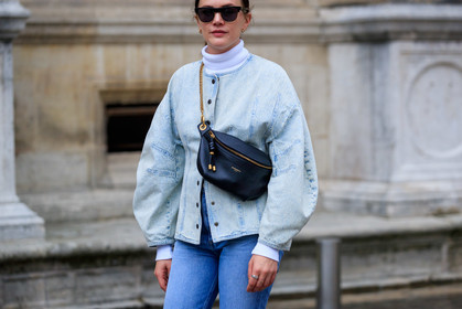 madelynn furlong, denim, denim jacket, denim total look, light blue jacket, light blue jeans, white pullover, turtleneck pullover, balloon sleeves, givenchy bag, black leather bag, crossbody bag, belt bag, golden chain strap bag, metalic frame sunglasses, black sunglasses, PARIS, PFW, SPRING SUMMER 2020, SS 20, fashion week, frenchystyle, FW, jonathan paciullo, street style, horizontal, atmosphere details, detail