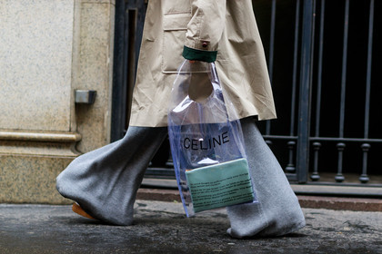 blue bag, céline, graphic bag, grey coat, grey pants, leather bag, printed bag, transparent bag, trousers, wide pants, fashion week, frenchystyle, FW, jonathan paciullo, street style, MFW, MILAN, AUTUMN WINTER 2018-2019, FALL WINTER 2018-2019, FW 18-19, horizontal, atmosphere details, sylvia haghjoo