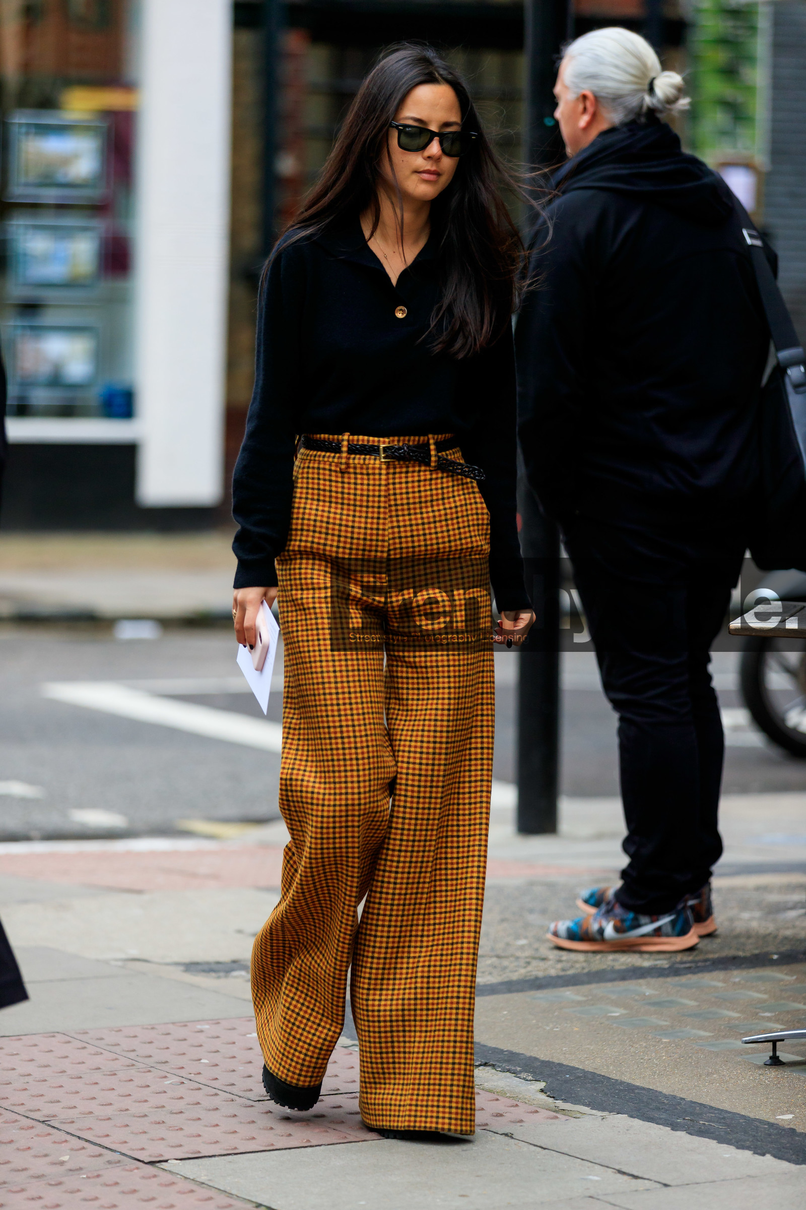 jana hofheimer, rayban sunglasses, polo collar pullover, black pullover, yellow pants, checked pants, flare pants, high waist pants, black leather belt, plaited belt, belted pants, black sunglasses, fashion week, frenchystyle, FW, jonathan paciullo, street style, LFW, LONDON, AUTUMN WINTER 2020-2021, FALL WINTER 2020-2021, FW 20-21, vertical, full length