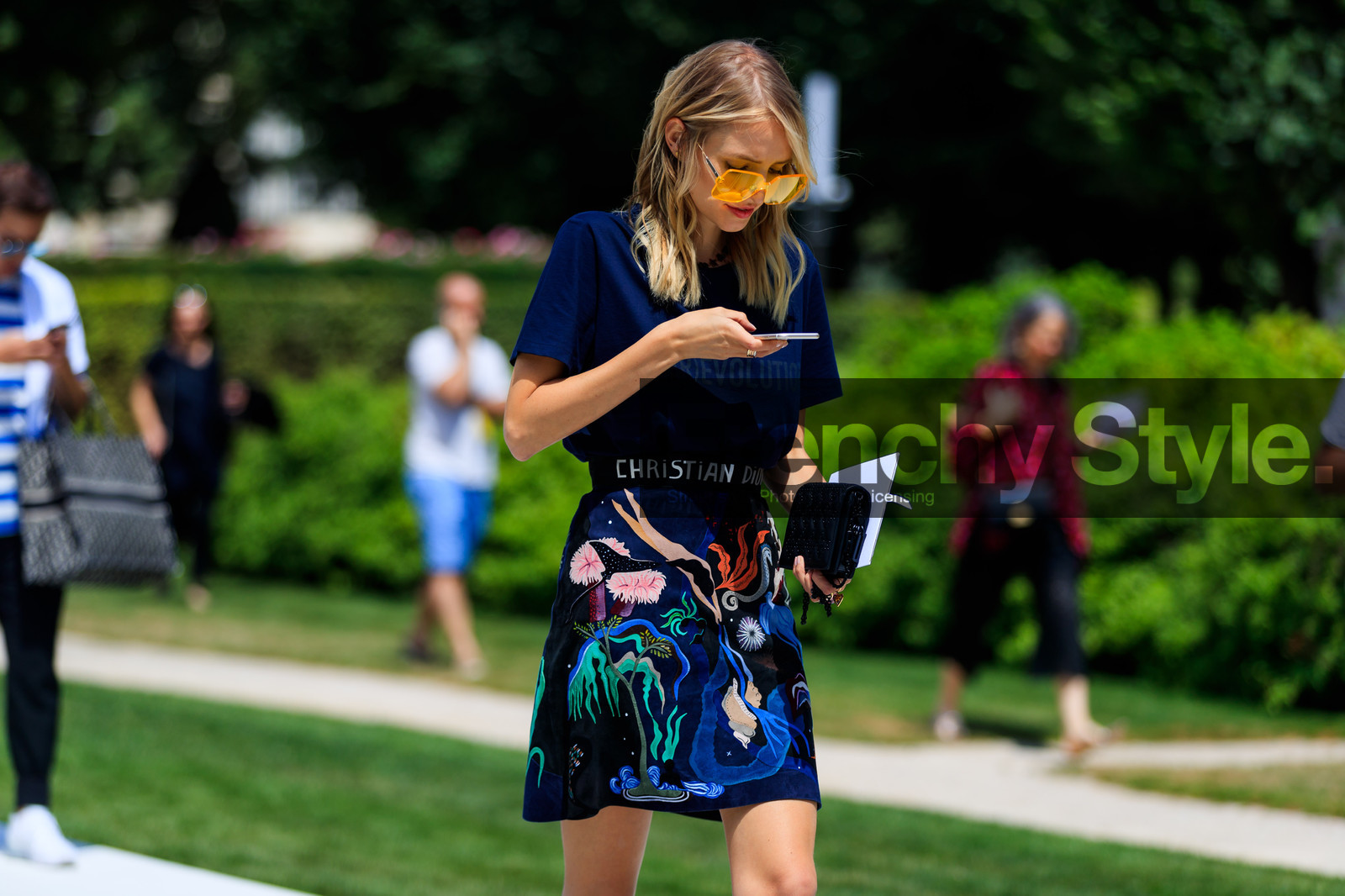 black bag, blue skirt, blue t shirt, christian dior, graphic skirt, leather bag, multicolor skirt, printed skirt, sunglasses, fashion week, frenchystyle, FW, jonathan paciullo, street style, PFW, PARIS, horizontal, atmosphere details, detail, AUTUMN WINTER 2018-2019, FALL WINTER 2018-2019, FW 18-19