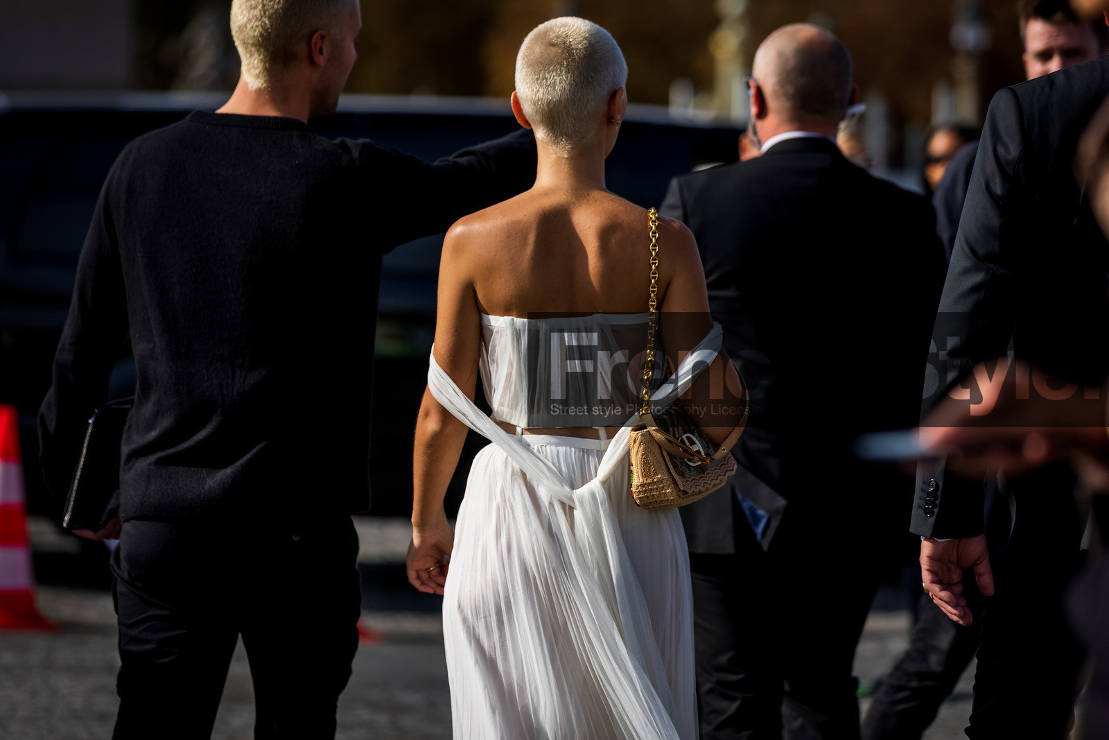bag, beige bag, bustier top, chain bag, chiffon top, hairstyle, Iris Law, pleated top, printed bag, short hair, skirt, top, tulle skirt, tulle top, white shikt, white top, back, back detail, street style, jonathan paciullo, FW, frenchystyle, fashion week, PFW, PARIS, SPRING SUMMER 2022, SS 22, horizontal, atmosphere details
