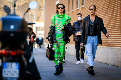 black bag, black handbag, leather handbag, black bottines, black jacket, leather vest, golden necklace, jeans, combat boots, black boots, rocker look, black sunglasses, fluo green necklace, chain necklace, animal print dress, leopard print dress, fluo green dress, assymetric dress, black jacket, fashion week, frenchystyle, FW, jonathan paciullo, street style, atmosphere details, horizontal, full length