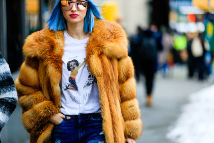 atmosphere details, AUTUMN WINTER 2017-2018, AW 17-18, blue denim, blue hair, brown fur, denim pants, detail, dyed hair, FALL WINTER 2017-2018, fashion week, frenchystyle, fur jacket, FW, FW 17-18, horizontal, jeans, jonathan paciullo, NEW YORK, NYFW, printed t shirt, street style, sunglasses, trousers, white t shirt