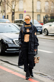 pilot sunglasses, 70S sunglasses, black bra, black jacket, nylon jacket, loop earrings, assymetric jacket, paco rabanne handbag, bucket bag, shiny bad, black trousers, black shoes, street style, jonathan paciullo, FW, frenchystyle, fashion week, AUTUMN WINTER 2022-2023, FALL WINTER 2022_2023, FW 22-23, PFW, PARIS, full length, vertical