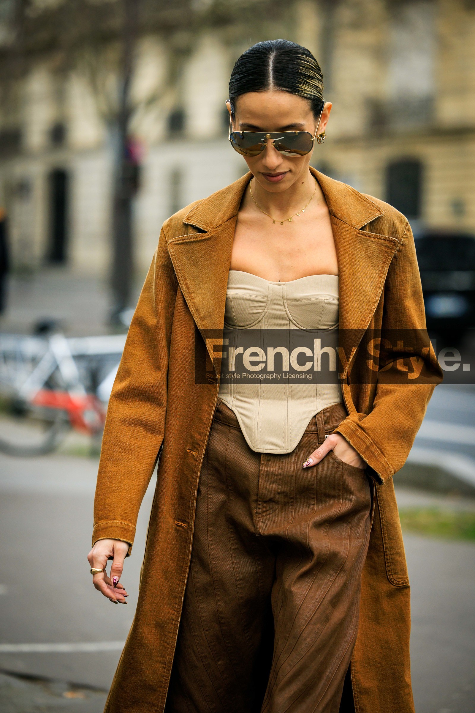 big sunglasses, beige corset, corset top, camel trench, denim trench coat, stud earrings, brown trousers, baggy pants, transparent shoes, earthy colors, alexandra guerain, fashion week, frenchystyle, FW, jonathan paciullo, street style, AUTUMN WINTER 2022-2023, FALL WINTER 2022_2023, FW 22-23, PFW, PARIS, vertical, detail