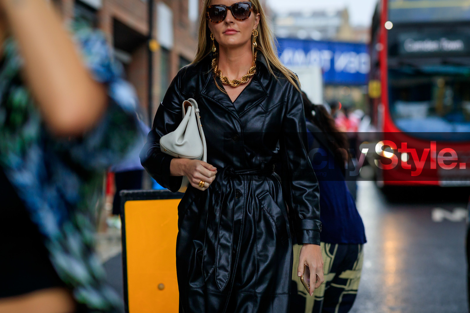 black leather trench coat, big chain necklace, golden necklace, golden earrings, dangling earrings, white leather bag, brown scale sunglasses, fashion week, frenchystyle, FW, jonathan paciullo, street style, atmosphere details, horizontal, detail