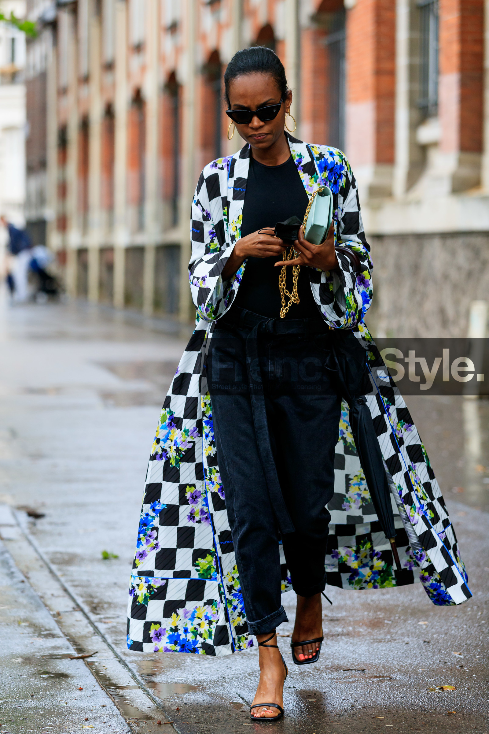 long jacket, floral printed jacket, black jacket, white jacket, black and white jacket, checked jacket, black t-shirt, black jeans, carrot pants, black leather sandals, golden earrings, hoop earrings, fashion week, frenchystyle, FW, jonathan paciullo, street style, PFW, PARIS, AUTUMN WINTER 2021-2022, FALL WINTER 2021-2022, FW 21-22, vertical, full length