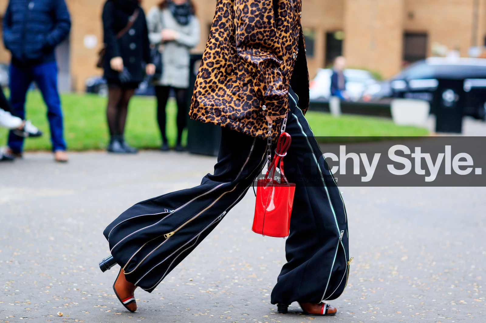 atmosphere details, AUTUMN WINTER 2017-2018, AW 17-18, black pants, brown jacket, brown shoes, detail, FALL WINTER 2017-2018, fashion week, frenchystyle, FW, FW 17-18, high heels, horizontal, jonathan paciullo, leather bag, leather shoes, leopard, leopard print, LFW, LONDON, printed jacket, red bag, street style, trousers, zip
