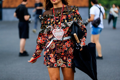 black bag, floral, flowers, graphic dress, leather bag, leather belt, multicolor dress, printed dress, umbrella, vêtements, white belt, fashion week, frenchystyle, FW, jonathan paciullo, street style, PFW, PARIS, atmosphere details, horizontal, detail, AUTUMN WINTER 2018-2019, FALL WINTER 2018-2019, FW 18-19
