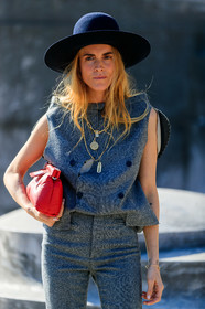 black hat, blanca miro scrimieri, grey pants, grey top, leather bag, maison martin margiela, necklace, red bag, trousers, PARIS, PFW, street style, jonathan paciullo, FW, frenchystyle, fashion week, AUTUMN WINTER 2019-2020, AW 19-20, FALL WINTER 2019-2020, FW 19-20, vertical, atmosphere details, detail