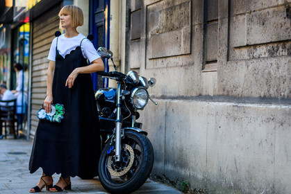 black and white, black clutch, black dress, black shoes, floral, flowers, graphic bag, green bag, leather bag, leather shoes, printed bag, valentino, white t shirt, PFW, fashion week, frenchystyle, FW, jonathan paciullo, street style, PARIS, horizontal, atmosphere details, full length, AUTUMN WINTER 2018-2019, FALL WINTER 2018-2019, FW 18-19, vika gazinskaya