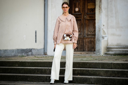striped shirt, camel shirt, white shirt, big collar, white pants, knitwear, knit pants, animal skin bag, white bag, brown bag, fur bag, crossbody bag, aviator sunglasses, smoked sunglasses, metalic frame sunglasses, flare pants, white leather boots, cowboy boots, jacqueline zelwis, street style, jonathan paciullo, FW, frenchystyle, fashion week, MFW, MILAN, SPRING SUMMER 2021, SS 21, horizontal, atmosphere details, full length
