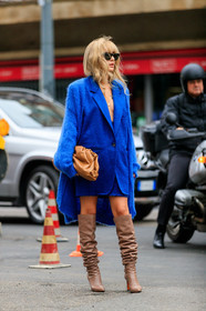 max mara jacket, max mara look, max mara cardigan, blue jacket, blue cardigan, jacket dress, beige leather clutch, beige leather boots, bottega veneta bag, high boots, high heels boots, fashion week, frenchystyle, FW, jonathan paciullo, street style, MFW, MILAN, SPRING SUMMER 2020, SS 20