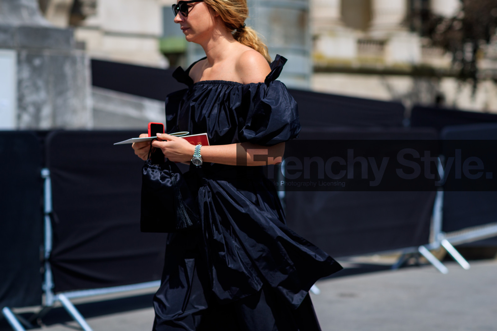 black bag, black dress, leather bag, off the shoulder, sunglasses, tone on tone, total look black, watch, fashion week, frenchystyle, FW, jonathan paciullo, street style, PFW, PARIS, horizontal, atmosphere details, detail, AUTUMN WINTER 2018-2019, FALL WINTER 2018-2019, FW 18-19