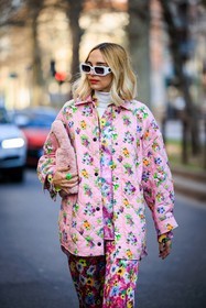 white sunglasses, pink jacket, pink pants, flowered suit, pink bag, furry bag, fluffy bag, white turtleneck, multicolor jacket, multicolor pants, green ring, fashion week, frenchystyle, FW, jonathan paciullo, street style, vertical, atmosphere details, detail