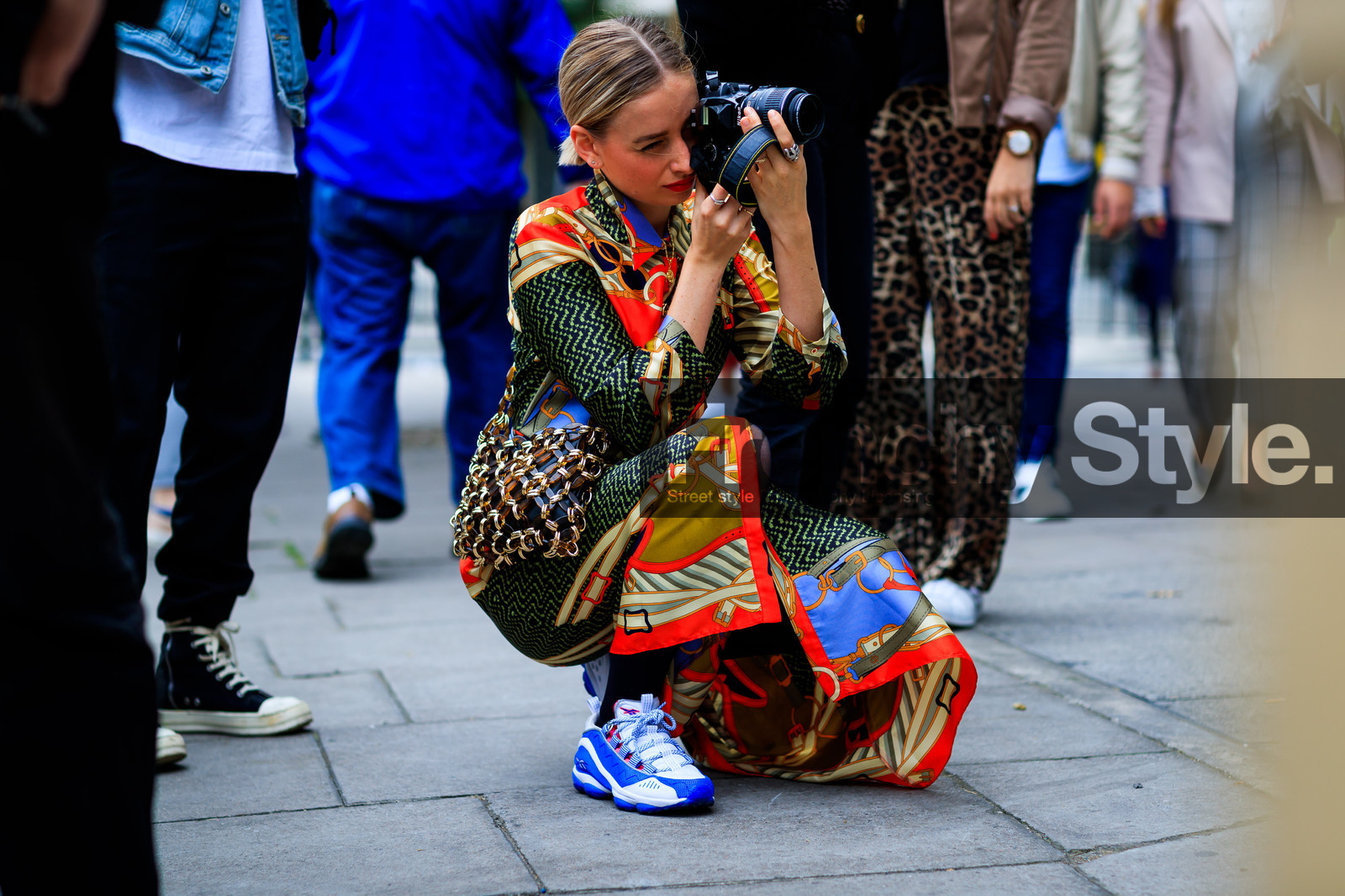 blue sneakers, brown bag, earrings, graphic bag, graphic dress, hermès, leather bag, leather shoes, multicolor dress, printed bag, printed dress, red lips, fashion week, frenchystyle, FW, jonathan paciullo, street style, LFW, LONDON, SPRING SUMMER 2019, SS 19, atmosphere details, horizontal, detail