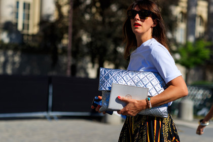 black skirt, chanel handbag, graphic skirt, leather bag, printed skirt, silver bag, sunglasses, white t shirt, fashion week, frenchystyle, FW, jonathan paciullo, street style, PFW, PARIS, horizontal, atmosphere details, detail, AUTUMN WINTER 2018-2019, FALL WINTER 2018-2019, FW 18-19