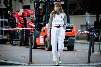 white pants, white pullover, sleeveless pullover, grey shirt, striped shirt, carrot pants, belted pants, camel leather belt, animal shape pin, golden pin, green loafers, metalic loafers, polish loafers, covid face mask, fashion week, frenchystyle, FW, jonathan paciullo, street style, PFW, PARIS, SPRING SUMMER 2021, SS 21, horizontal, atmosphere details, full length