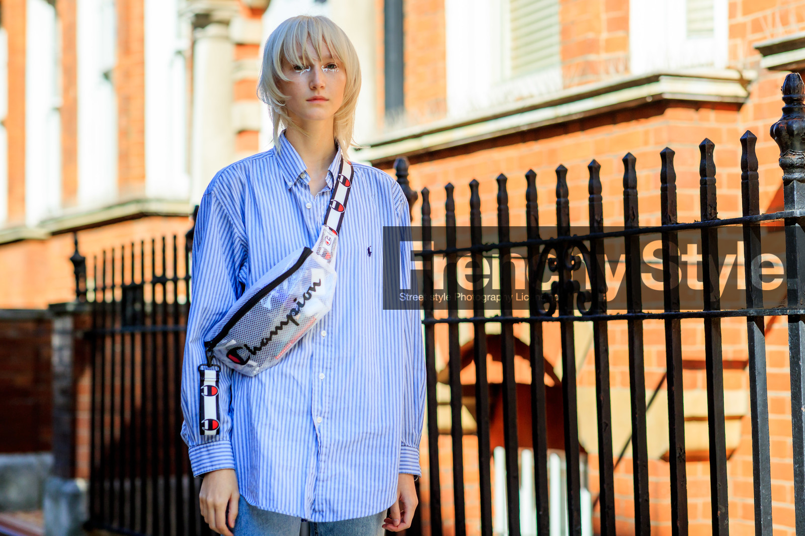 model, ralph lauren shirt, light blue shirt, striped shirt, man shirt, white eyeliner, make up, eye make up, waist bag, champion bag, denim, logo shoulder strap, crossbody bag, fashion week, frenchystyle, FW, jonathan paciullo, street style, atmosphere details, horizontal, detail