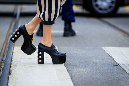 atmosphere details, AUTUMN WINTER 2017-2018, AW 17-18, black shoes, chiara ferragni, detail, FALL WINTER 2017-2018, fashion week, frenchystyle, FW, FW 17-18, geometric, graphic pants, gucci, high heels, horizontal, jonathan paciullo, leather shoes, MFW, MILAN, pearls, printed pants, street style, striped pants, stripes, trousers