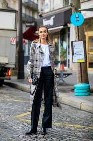 model, Maartje Verhoef, make up, make up details, green eyeliner, black eyeliner, white t-shirt, checked trench coat, vinyl trenchcoat, beige trench coat, black pants, black leather clutch, black leather boots, bottega veneta bag, plaid trenchcoat, fashion week, frenchystyle, FW, jonathan paciullo, street style, PFW, PARIS, vertical, full length