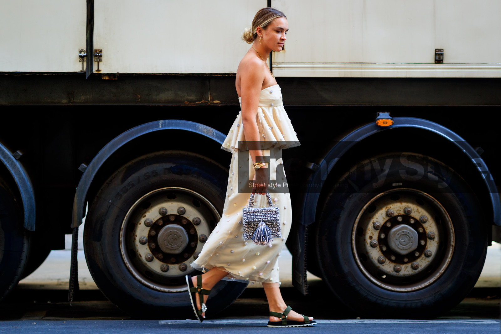 black shoes, bustier top, graphic bag, green shoes, leather bag, leather shoes, metallic bag, necklace, printed bag, trousers, wide pants, yellow pants, yellow top, fashion week, frenchystyle, FW, jonathan paciullo, street style, PFW, PARIS, horizontal, atmosphere details, full length, AUTUMN WINTER 2018-2019, FALL WINTER 2018-2019, FW 18-19, nina suess