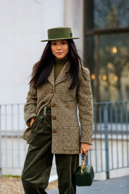 yoyo cao, kaki hat, kaki jacket, kaki pants, kaki pullover, kaki total look, checked jacket, chanel jacket, velvet pants, corduroy pants, carrot pants, high waist pants, turtleneck pullover, fashion week, frenchystyle, FW, jonathan paciullo, street style, PFW, PARIS, vertical, atmosphere details, detail