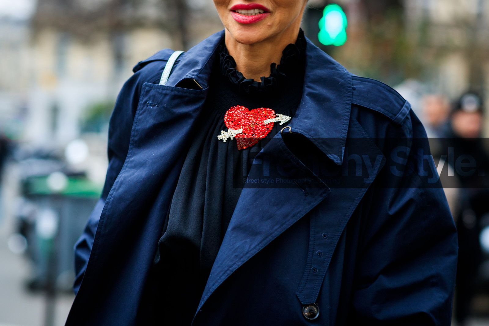 black coat, black top, drawings, embroidered top, trench coat, fashion week, frenchystyle, FW, jonathan paciullo, street style, PFW, PARIS, SPRING SUMMER 2017, SS 17, HAUTE COUTURE, atmosphere details, detail, horizontal