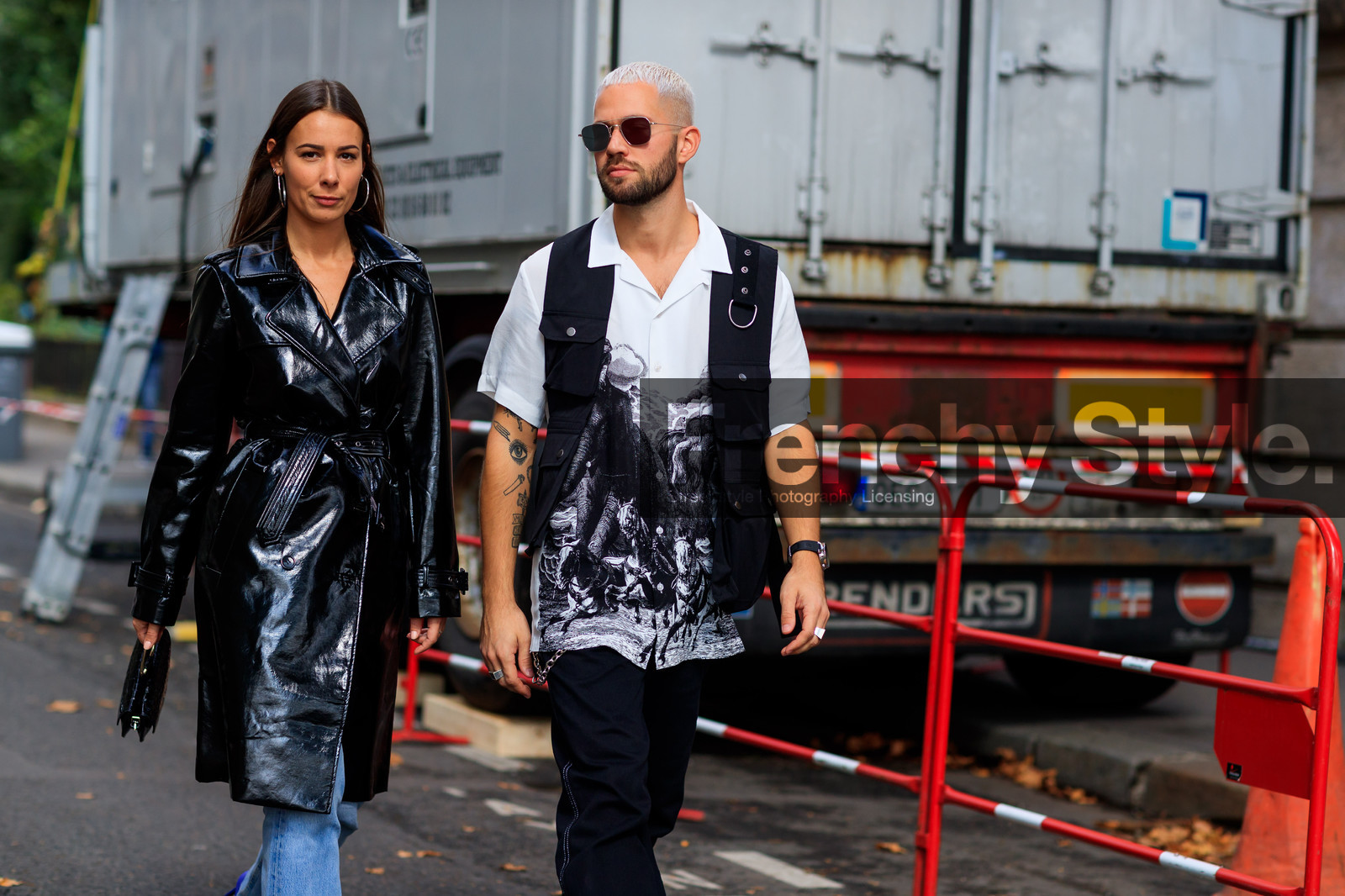 alice & j.s, atmosphere details, black bag, black jacket, black pants, blue denim, denim pants, detail, fashion week, frenchystyle, FW, graphic shirt, horizontal, jeans, jonathan paciullo, leather bag, leather coat, PARIS, PFW, printed shirt, sleeveless, SPRING SUMMER 2018, SS 18, street style, sunglasses, trench coat, trousers, white shirt, white sneakers