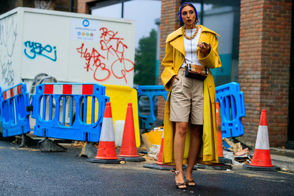animal print sandals, beige bermuda shorts, big buckle bag, big chain necklace, brown leather bag, burberry bag, beige leather bag, checked bag, crossbody bag, flowers earrings, golden necklace, high heels sandals, high heels slippers, oversize trench coat, plastic earrings, white top, yellow trench coat, fashion week, frenchystyle, FW, jonathan paciullo, street style, atmosphere details, horizontal, full length