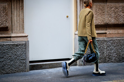 beige jacket, checked jacket, kaki pants, black leather bag, big chain strap bag, golden chain strap bag, white leather boots, chelsea boots, big sole boots, flat boots, bottega veneta bag, bottega veneta shoes, low boots, street style, jonathan paciullo, FW, frenchystyle, fashion week, MFW, MILAN, SPRING SUMMER 2021, SS 21, horizontal, atmosphere details, detail