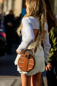 white pullover, openwork pullover, white skirt, back details, camel leather bag, round shape bag, crossbody bag, ferragamo bag, bag detail, striped bag, fashion week, frenchystyle, FW, jonathan paciullo, street style, MFW, MILAN, AUTUMN WINTER 2020-2021, FALL WINTER 2020-2021, FW 20-21, vertical, atmosphere details, detail