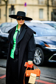 black hat, black sunglasses, green shirt, black tie, black trench, black pants, tulle skirt, orange handbag, golden crossbody, handbag, black look, fashion week, frenchystyle, FW, jonathan paciullo, street style, AUTUMN WINTER 2022-2023, FALL WINTER 2022_2023, FW 22-23, PFW, PARIS, vertical, detail