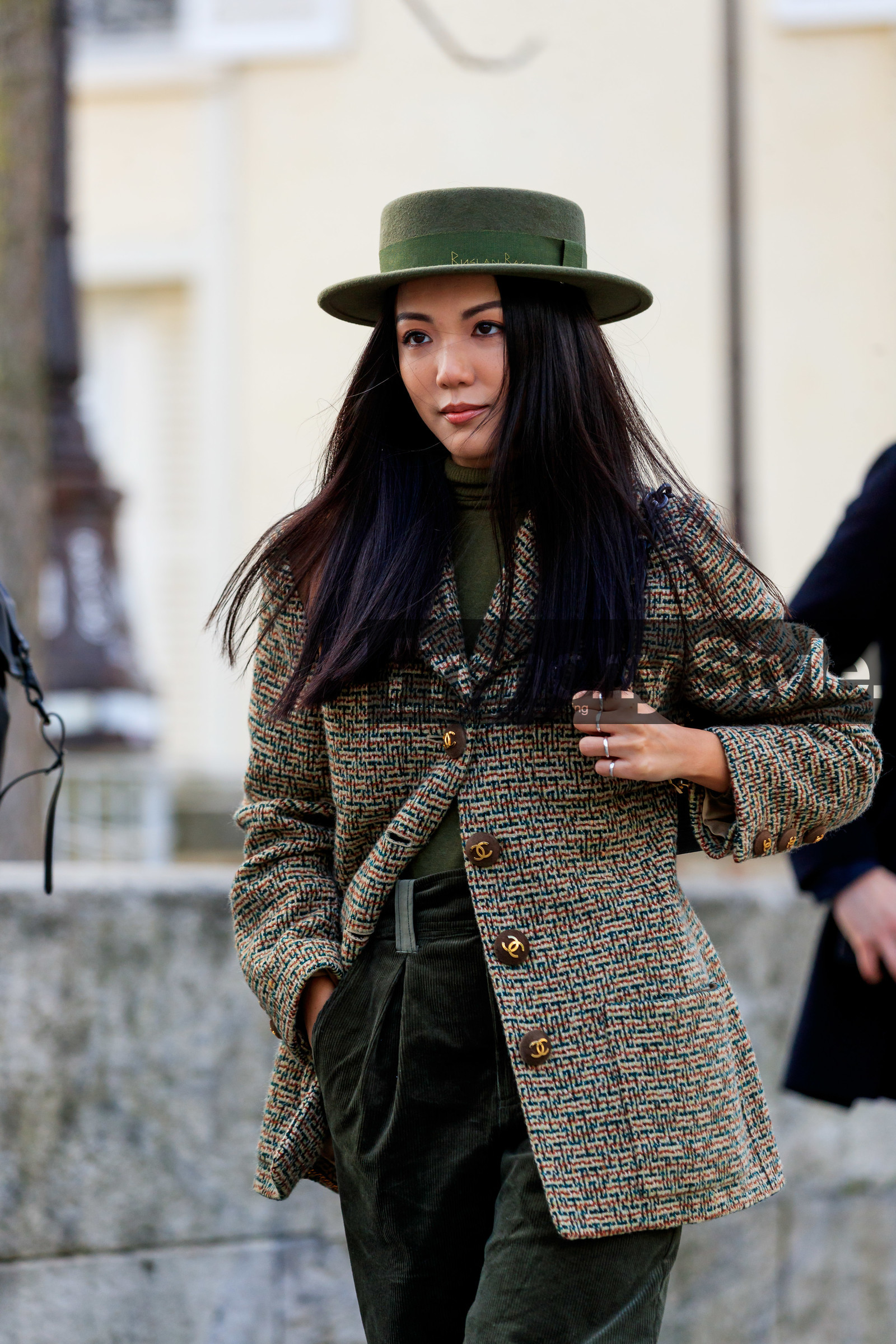 yoyo cao, kaki hat, kaki jacket, kaki pants, kaki pullover, kaki total look, checked jacket, chanel jacket, velvet pants, corduroy pants, carrot pants, high waist pants, turtleneck pullover, fashion week, frenchystyle, FW, jonathan paciullo, street style, PFW, PARIS, vertical, atmosphere details, detail