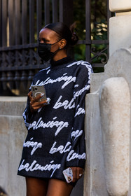 balenciaga knitwear, facial mask, grey jumper, grey knitwear, jumper, knitwear, logo print, print, printed knitwear, street style, jonathan paciullo, FW, frenchystyle, fashion week, PFW, PARIS, SPRING SUMMER 2022, SS 22, vertical, atmosphere details
