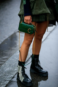 close up detail, bag detail, box bag, golden chain strap bag, mini bag, green leather bag, animal skin bag, chloe bag, black leather boots, flat boots, laced boots, strassed boots, fashion week, frenchystyle, FW, jonathan paciullo, street style, PFW, PARIS, vertical, atmosphere details, detail