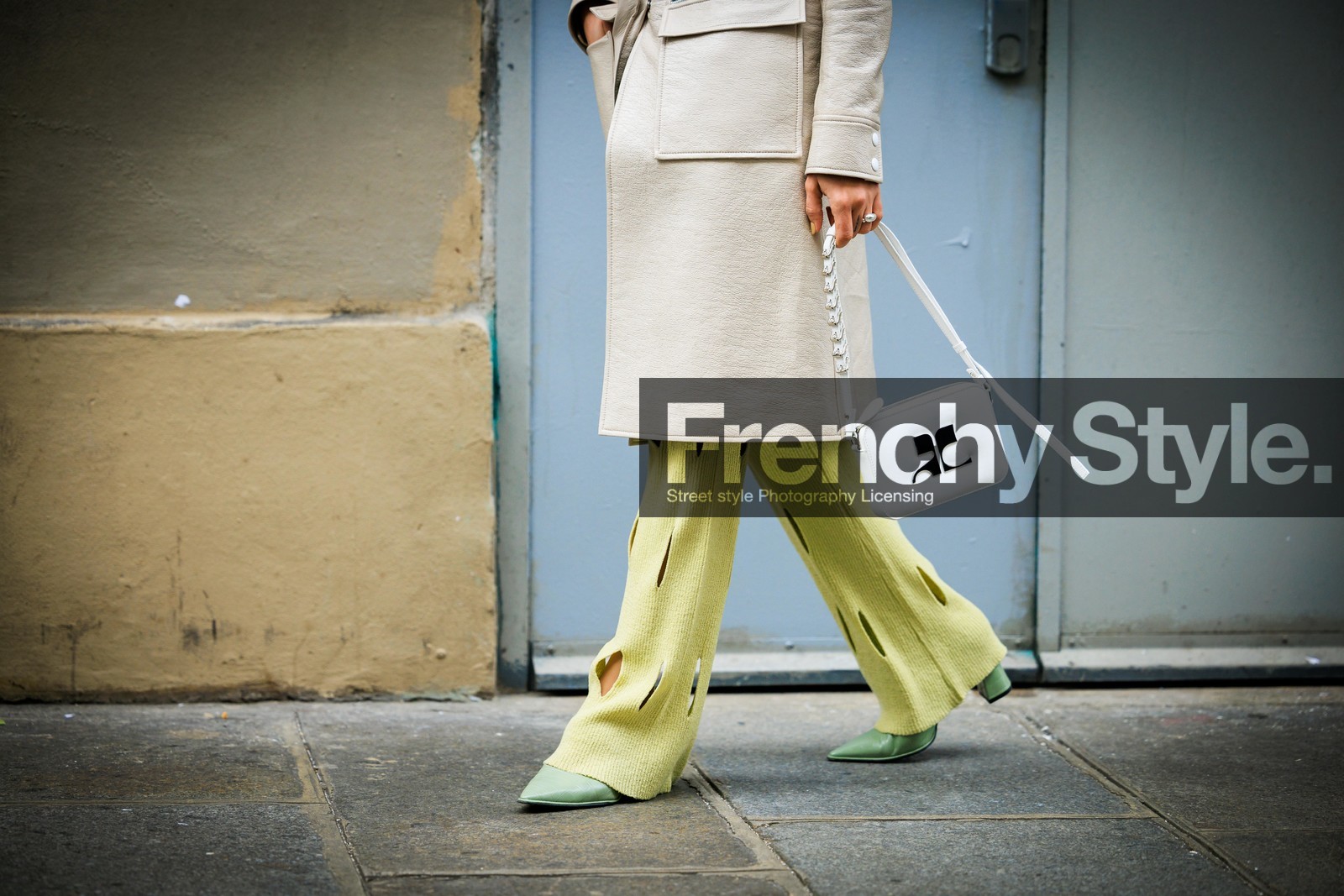 courreges look, courreges jacket, cream jacket, yellow pants, cut out pants, courreges handbag, white handbag, green pisctachio shoes, details, maria bernad, fashion week, frenchystyle, FW, jonathan paciullo, street style, AUTUMN WINTER 2022-2023, FALL WINTER 2022_2023, FW 22-23, PFW, PARIS, horizontal, atmosphere details, detail