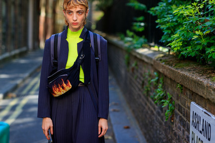 model, neon top, navy suits, white eyeliner, waist bag, striped jacket, navy blue jacket, long jacket, fire printed bag, fashion week, frenchystyle, FW, jonathan paciullo, street style, atmosphere details, horizontal, detail