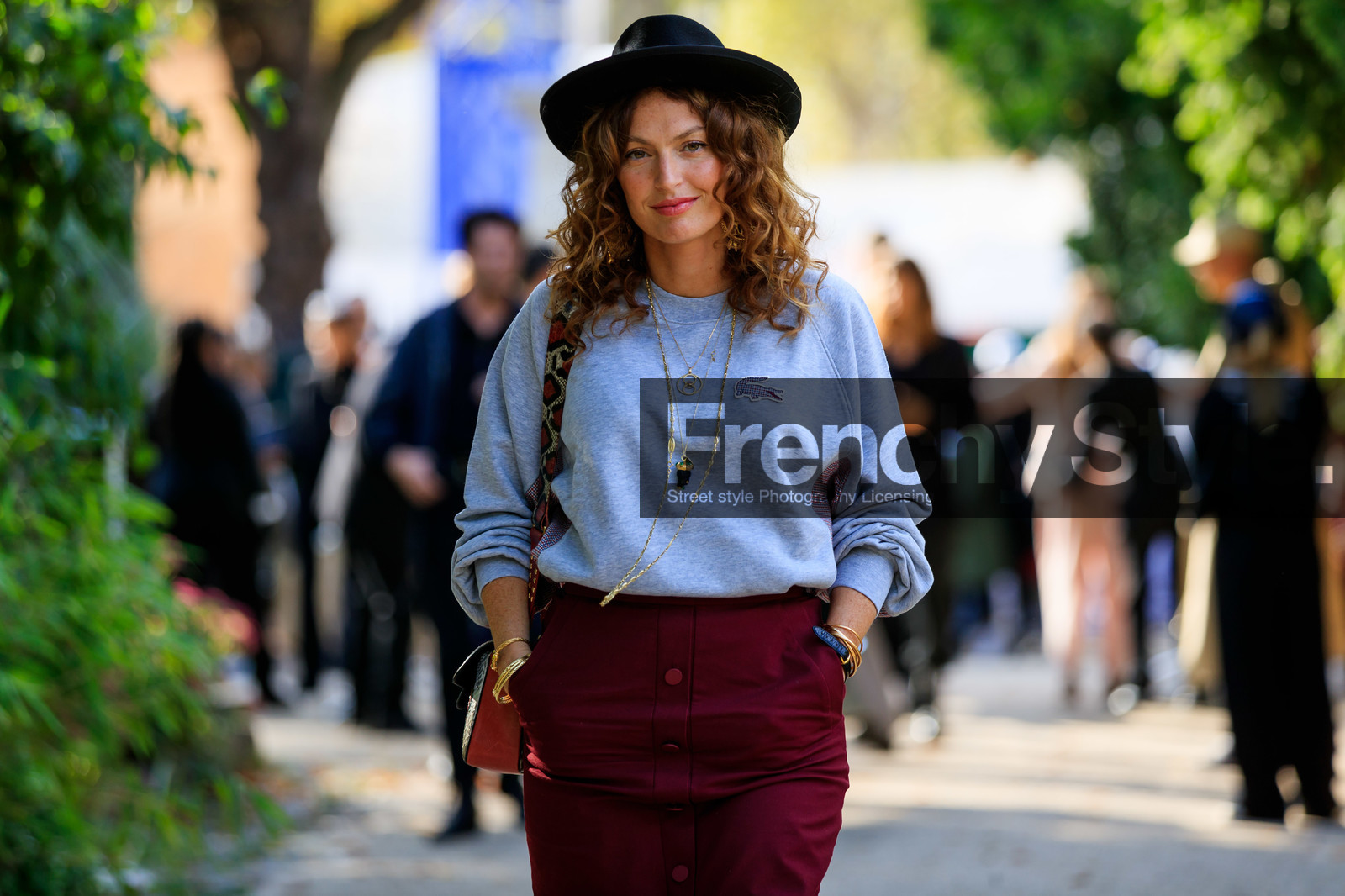 light grey sweatshirt, lacoste sweatshirt, burgundy skirt, button skirt, long necklace, golden necklace, PARIS, PFW, SPRING SUMMER 2020, SS 20, fashion week, frenchystyle, FW, jonathan paciullo, street style, horizontal, atmosphere details, detail